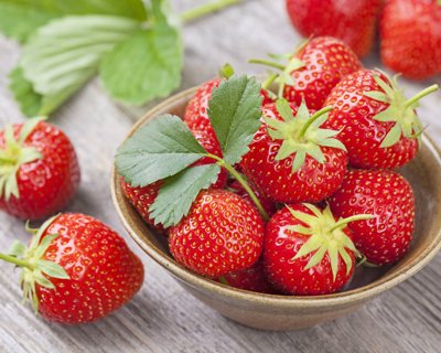 2020Food___Berries_and_fruits_and_nuts_Red_ripe_sweet_strawberries_in_a_plate_with_green_leaves_140712_10.jpg